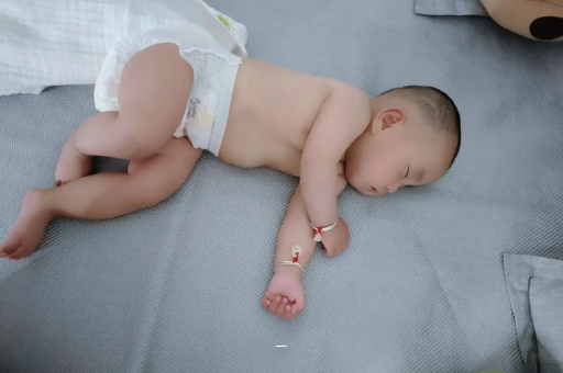 广州包生男孩的试管医院宝宝胳膊上起红疙瘩